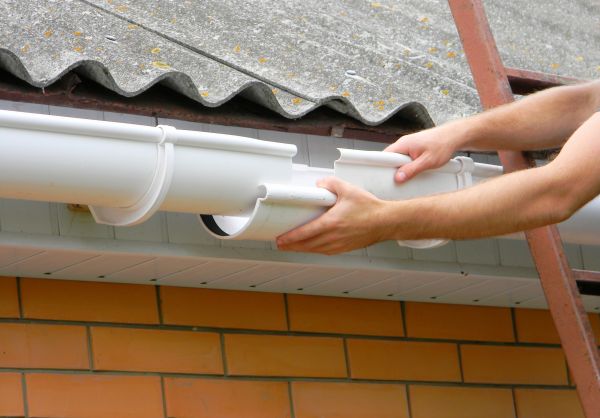 Cost of Gutter Hanging in Lansing